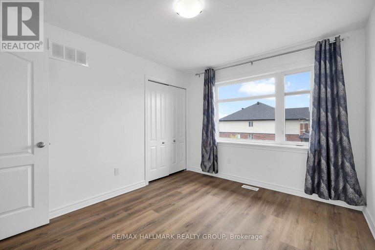 28451825/276-big-dipper-street/riverside-southgloucester-glen/ottawa/ontario/K4M0J6_28