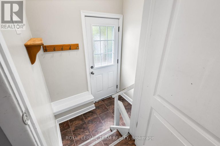 28819611/31-savuto-way-street/meadowlandscrestview/ottawa/ontario/K2G2S9_28