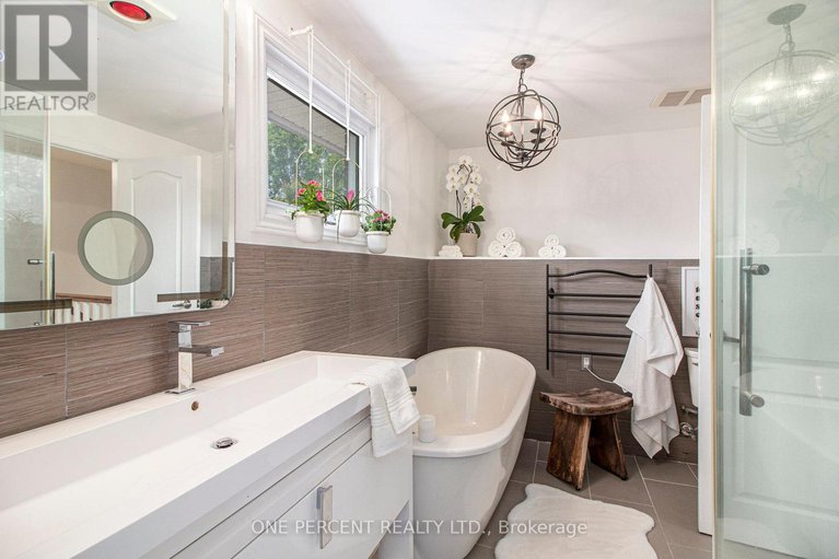 28684003/1042-harkness-avenue/riverside-park/ottawa/ontario/K1V6P2_11