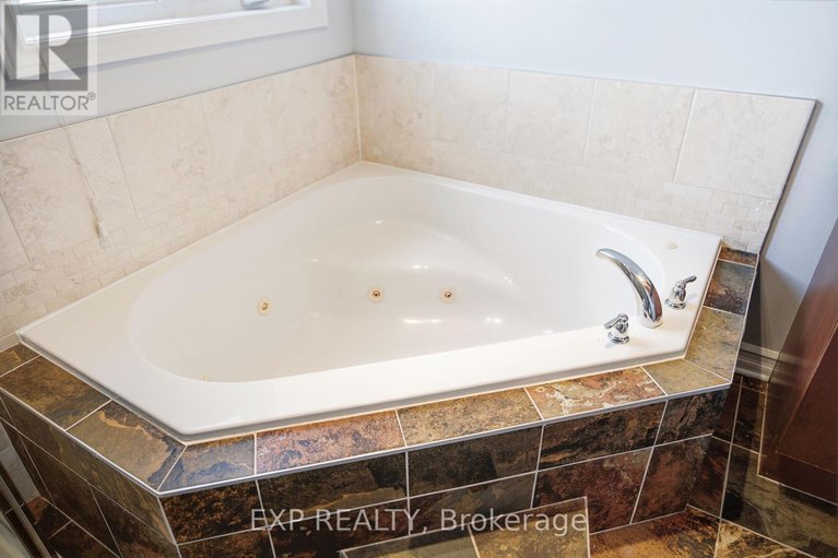 29479997/402-711-churchill-avenue/westborohampton-park/ottawa/ontario/K1Z5G6_27