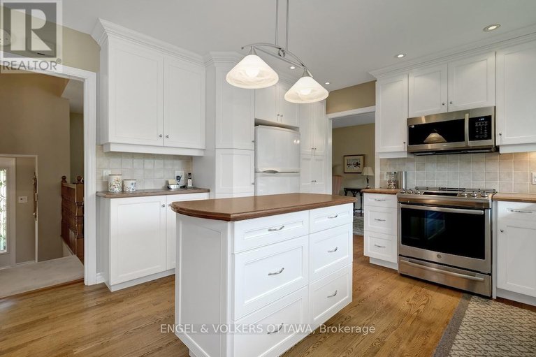 28812016/15-dickson-street/bruce-farmgraham-parkqualicumbellands/ottawa/ontario/K2H7H6_16