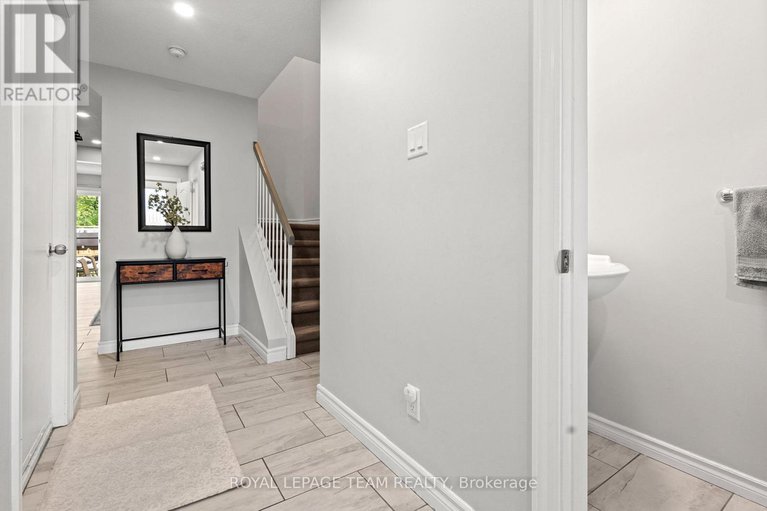 29049397/1578-cheevers-crescent/fallingbrookpineridge/ottawa/ontario/K4A2J8_3