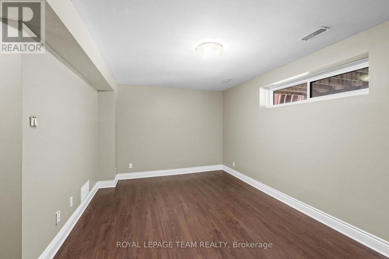 29111862/828-kingfisher-crescent/chatelaine-village/ottawa/ontario/K1E2L4_34