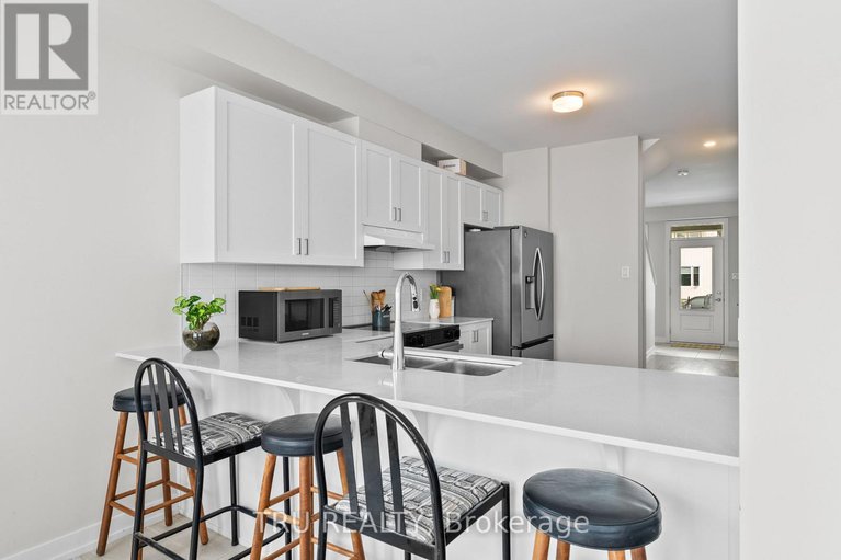 28405876/517-oldenburg-avenue/btwn-franktown-rd-fallowfield-rd/ottawa/ontario/K0A2Z0_9