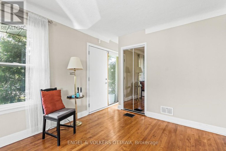28350616/1372-ridgedale-street/emerald-woodssawmill-creek/ottawa/ontario/K1T1C5_4
