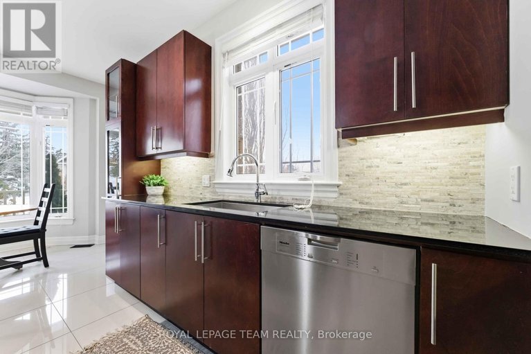 29386110/6-waterford-way/pineglencountry-place/ottawa/ontario/K2E7V4_11