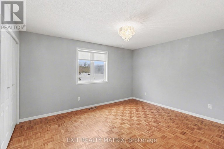 29553238/8329-rodney-farm-drive/osgoode-twp-north-of-reg-rd-6/ottawa/ontario/K0A2P0_31