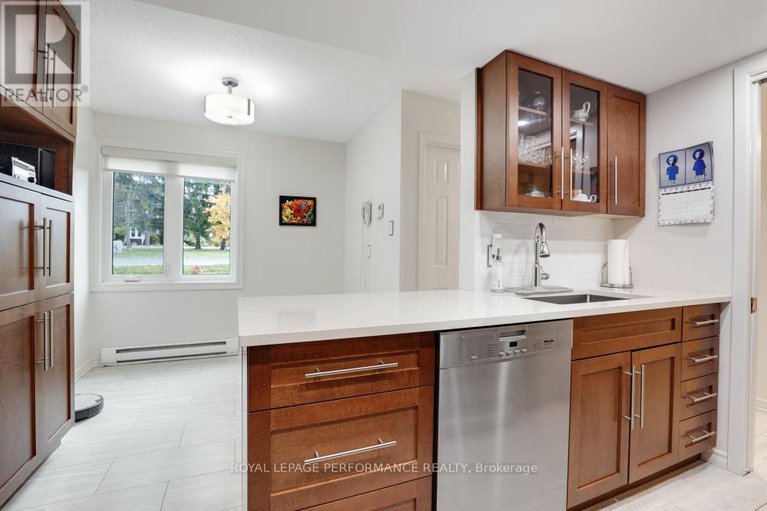 29039547/695-richmond-road/woodroffe/ottawa/ontario/K2A0G6_14