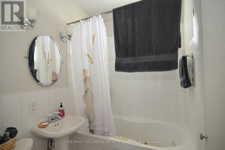 27910607/1926-belcourt-boulevard/chateauneuf/ottawa/ontario/K1C1M5_18