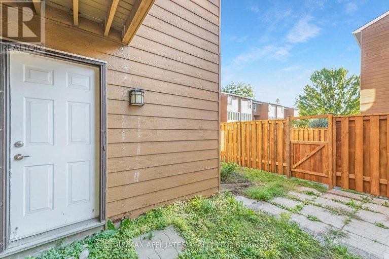 28882637/2101-eric-crescent/pineview/ottawa/ontario/K1B4P5_23