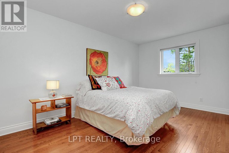 28311107/10a-ashburn-drive/borden-farmstewart-farmcarleton-heightsparkwood-hills/ottawa/ontario/K2E6N3_36