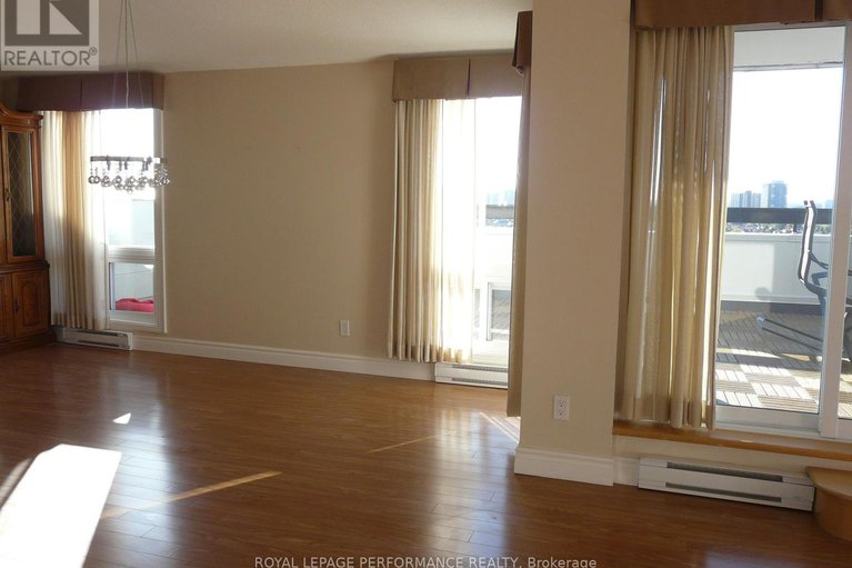 28994932/penthouse-2-158c-mcarthur-avenue/vanier/ottawa/ontario/K1L8E7_5