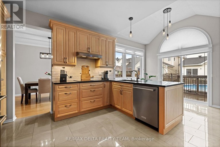 28543683/1591-winterport-way/fallingbrookpineridge/ottawa/ontario/K4A4C2_11