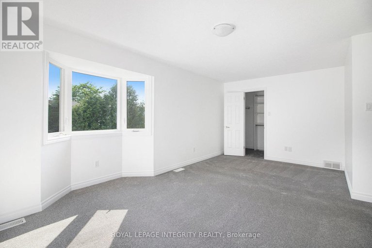 28422244/2044-wildflower-drive/queenswood-heights-south/ottawa/ontario/K1E3R5_16