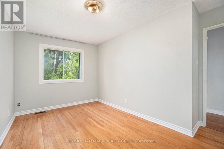 28410250/54-corley-private/heron-gateindustrial-park/ottawa/ontario/K1V8T7_17