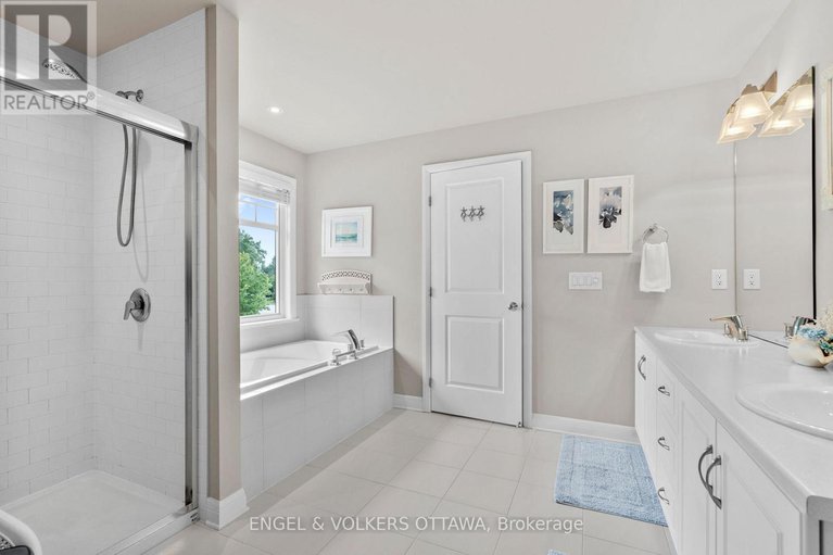 28925746/27-esquimault-avenue/bruce-farmgraham-parkqualicumbellands/ottawa/ontario/K2H6Z4_28