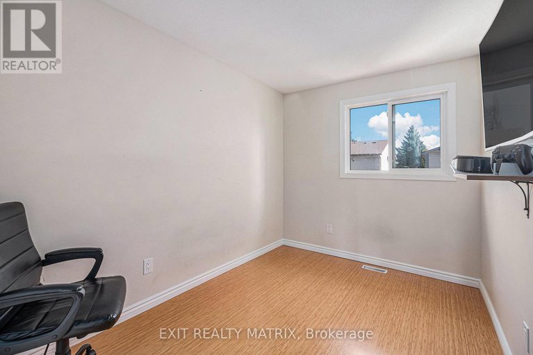 29045616/1432-deavy-way-e/bilberry-creekqueenswood-heights/ottawa/ontario/K1E2W8_12