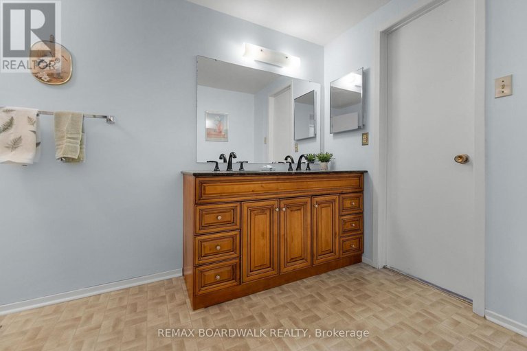 29296508/402-sandhamn-private/hunt-club-parkgreenboro/ottawa/ontario/K1T2Y9_13