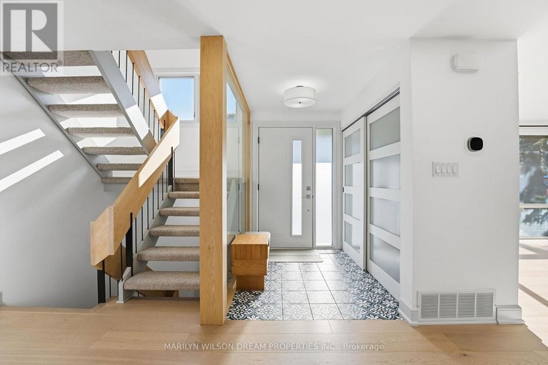 29579532/33-commanche-drive/city-viewskylinefisher-heightsparkwood-hills/ottawa/ontario/K2E6E8_6