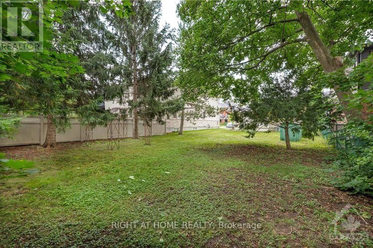 28472133/827-riddell-avenue-n/mckellar-heightsglabar-park/ottawa/ontario/K2A2V8_5