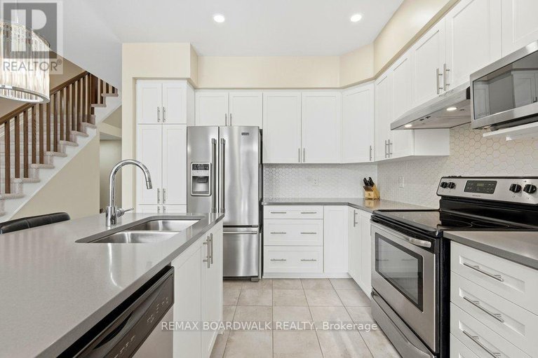 29343898/306-rainrock-crescent/mer-bleuebradley-estatesanderson-park/ottawa/ontario/K1W0J8_7