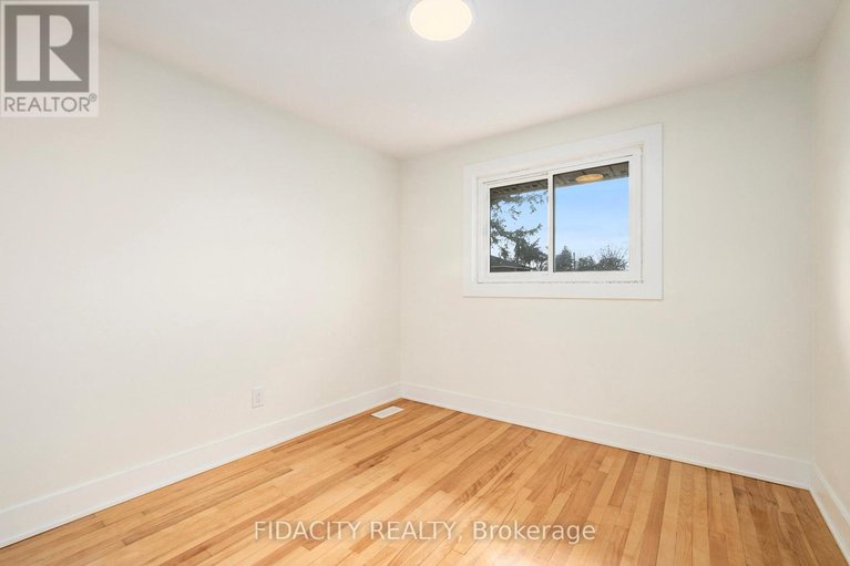 28516012/1030-maitland-avenue/braemar-park/ottawa/ontario/K2C2B6_14