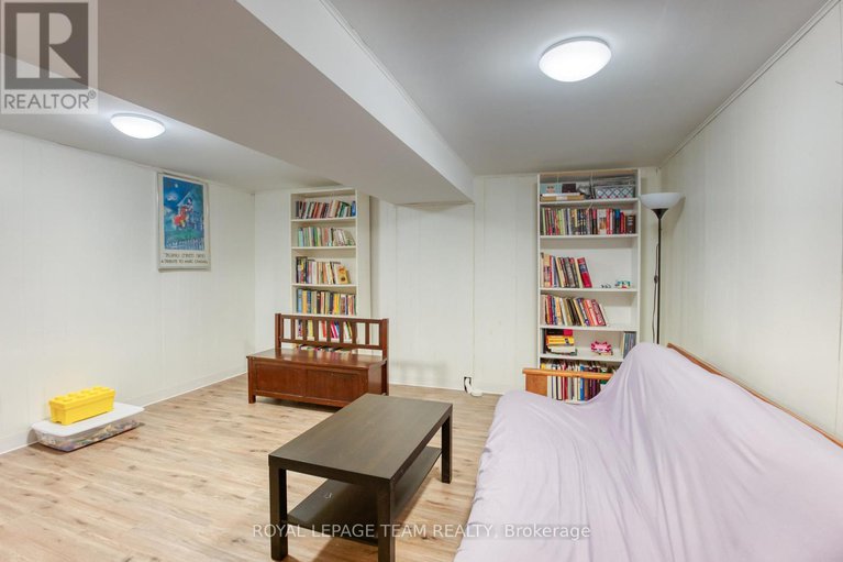 29145085/2010-featherston-drive/urbandale-acres/ottawa/ontario/K1H6P9_18