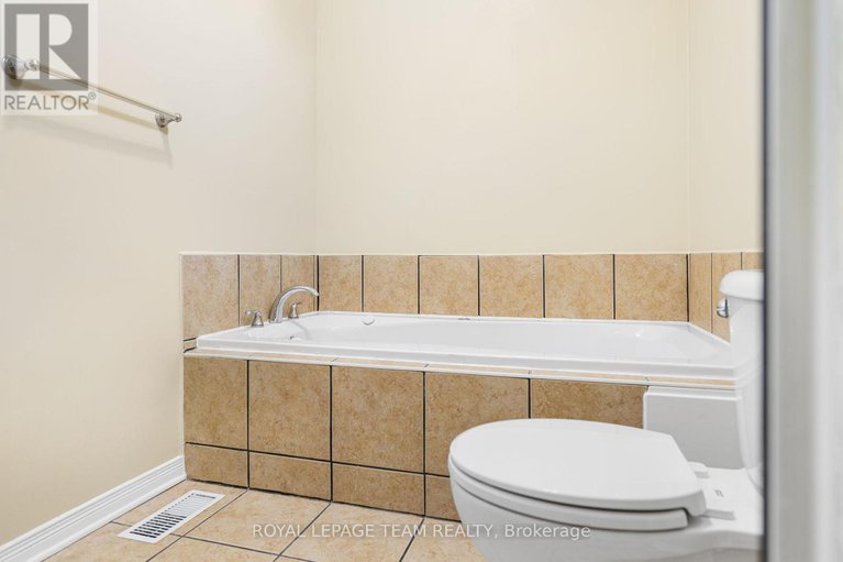 28382837/2911-ahearn-avenue/britannia/ottawa/ontario/K2B7A1_18