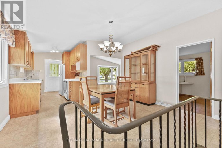 28611186/2234-bingham-street/elmvale-acresurbandale/ottawa/ontario/K1G2V7_12