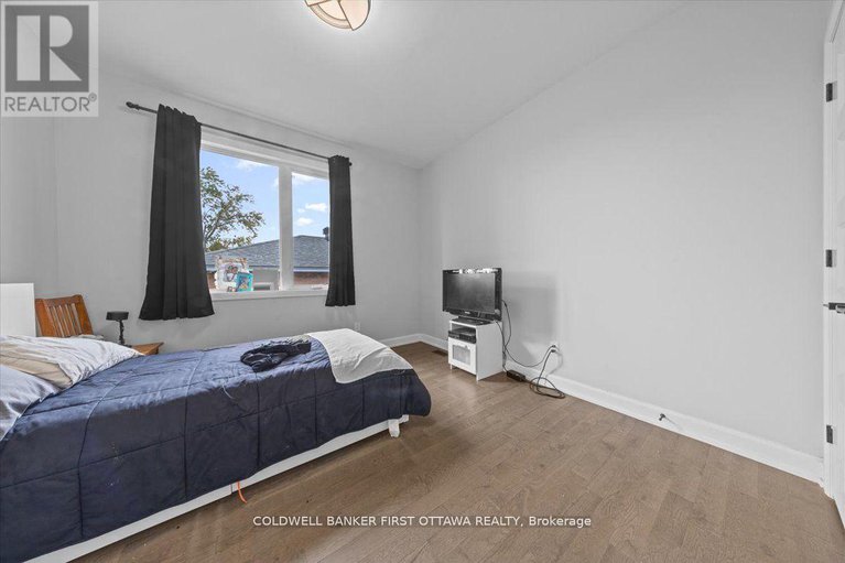 29049401/562-queen-mary-street/overbrookcastle-heights/ottawa/ontario/K1K1W1_18