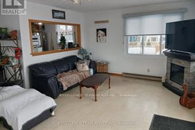 29605196/6803-st-louis-point-road-s/south-glengarry-charlottenburgh-twp/south-glengarry/ontario/K0C2E0_19