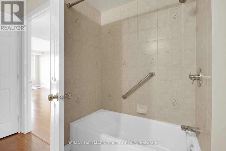 28856481/608-136-darlington-private/hunt-clubwestern-community/ottawa/ontario/K1V0X6_39