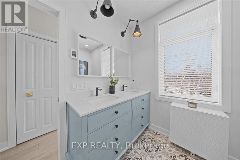 29633378/185-deschamps-avenue/vanier/ottawa/ontario/K1L5Z3_32