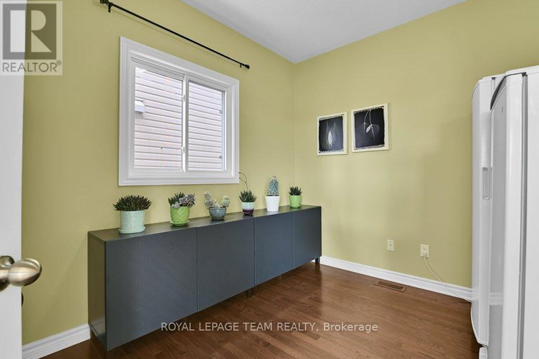28330795/130-winterhaven-drive/mer-bleuebradley-estatesanderson-park/ottawa/ontario/K1W0H4_14