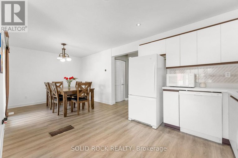 28313092/316-singleton-way/chatelaine-village/ottawa/ontario/K1E2B3_8