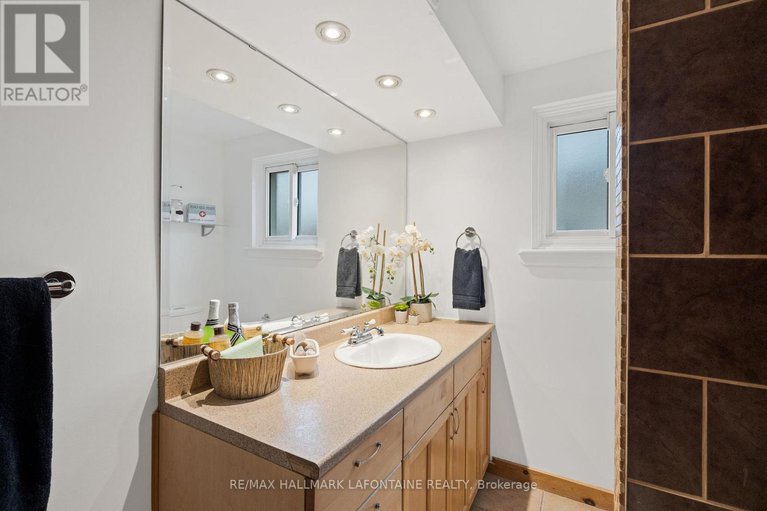 29082379/303-mockingbird-drive/chatelaine-village/ottawa/ontario/K1E2A4_21