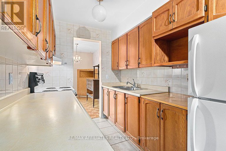 28493439/1911-simard-drive/chateauneuf/ottawa/ontario/K1C3B9_9