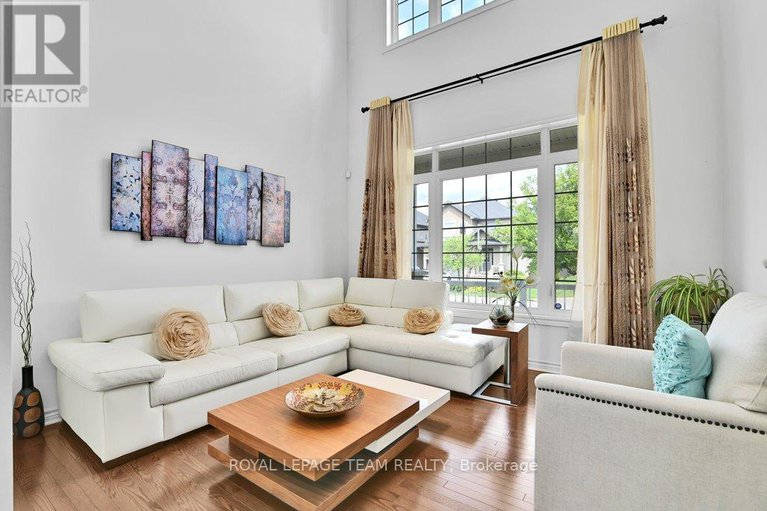 28330795/130-winterhaven-drive/mer-bleuebradley-estatesanderson-park/ottawa/ontario/K1W0H4_4