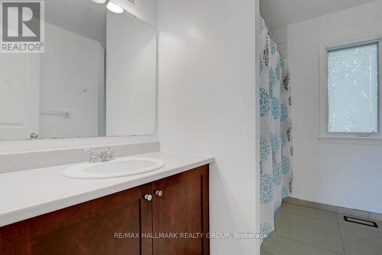 28576253/553-burleigh-private/cyrville/ottawa/ontario/K1J1J9_24