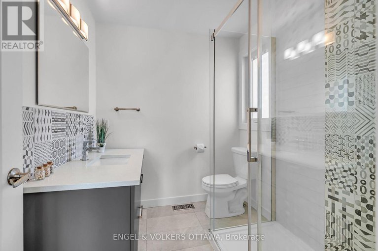 28458762/8-roselawn-court/craig-henrywoodvale/ottawa/ontario/K2G4J2_31
