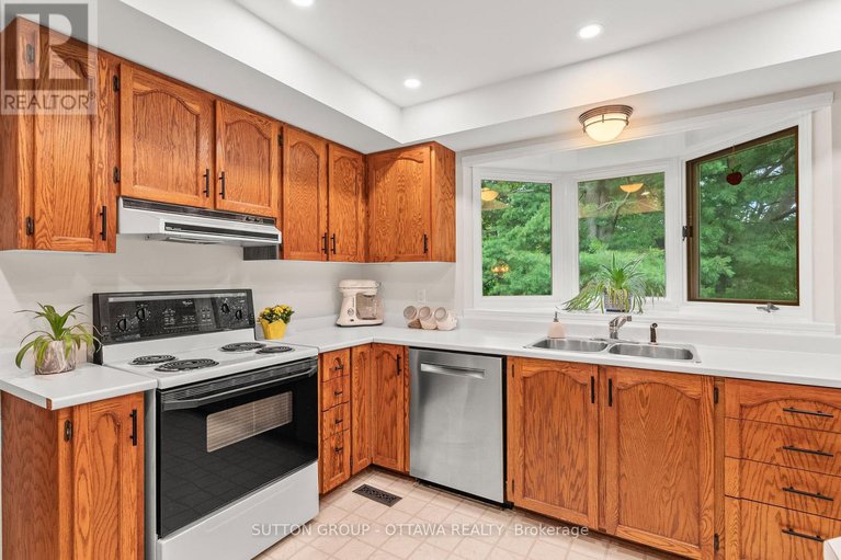 28824766/9-sundance-court/sheahan-estatestrend-village/ottawa/ontario/K2H8T4_16