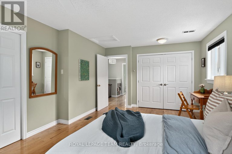 28798908/217-montfort-street/vanier/ottawa/ontario/K1L5P3_16
