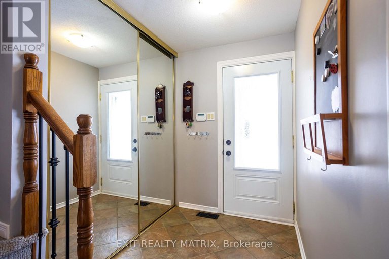 29422357/1879-rosewind-court/chapel-hill/ottawa/ontario/K1C7E3_5