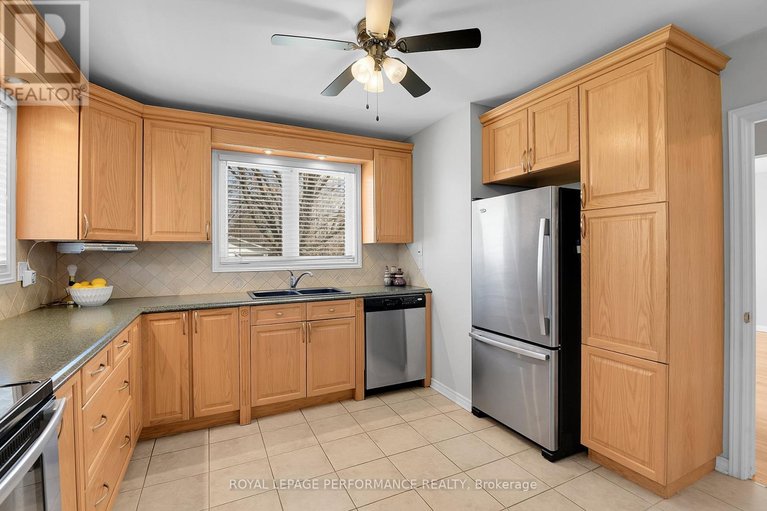 29636837/1582-digby-street/riverview-park/ottawa/ontario/K1G0P6_16