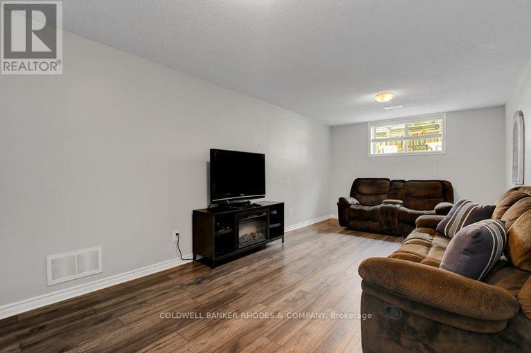 28599180/261-rolling-meadow-crescent/mer-bleuebradley-estatesanderson-park/ottawa/ontario/K1W0A8_22