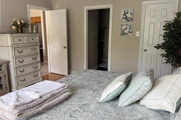 29071252/192-felicity-crescent/mer-bleuebradley-estatesanderson-park/ottawa/ontario/K1W0C2_11