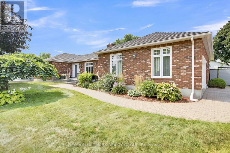 28746797/11-lamadeleine-boulevard/embrun/russell/ontario/K0A1W0_2