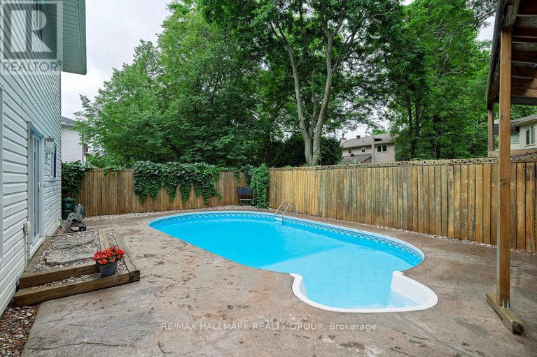 28623140/1656-canemore-crescent/fallingbrookpineridge/ottawa/ontario/K4A1S6_31