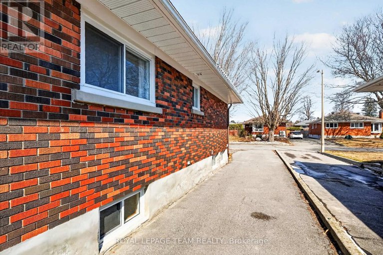 29579808/1318-albany-drive/bel-air-heights/ottawa/ontario/K2C2L9_36