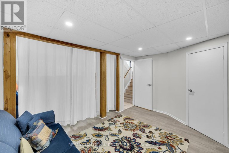 28720847/c-19-banner-road/sheahan-estatestrend-village/ottawa/ontario/K2H8T3_41